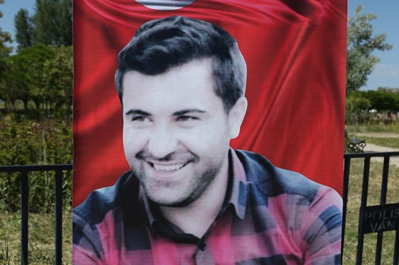 Van`ın Çatak ilçesine bağlı Narlı bölgesindeki Belbuka Yaylası`na yol çalışması yapan yüklenici firmanın sivil servis aracına terör örgütü PKK`lı teröristlerce dün el yapımı patlayıcı ile saldırı düzenlenmişti. 