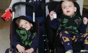 Evlatlarını ayrı ayrı kucaklarına almanın mutluluğunu yaşıyorlar