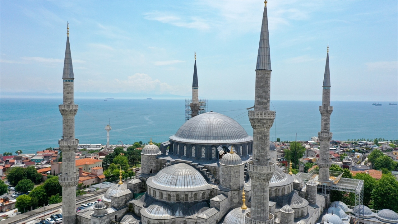 Yeni tip koronavirüs (Covid-19) ile mücadelede alınan önlemler doğrultusunda cuma namazları kılınamadığı için insanlar evlerinde öğle namazlarını kıldı. 