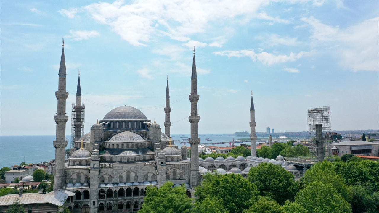 Minarelerden, "Koronavirüs tehlikesi henüz bitmedi, evlerde kalın", "Cuma namazı için seccadenizle gelin" gibi uyarı ve bilgilendirmeler yapıldı.