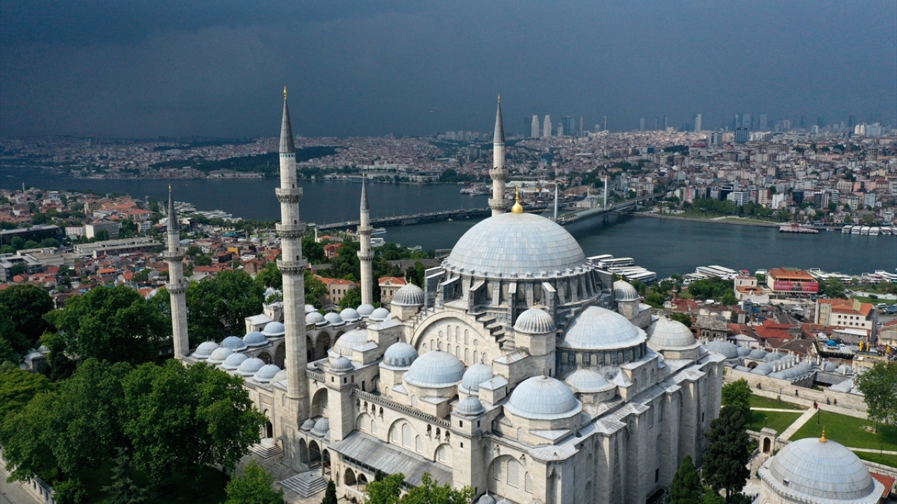 Sultanahmet Camisi minarelerinden de pandemi sürecinde camilerden "Koronavirüs tehlikesi henüz bitmedi, evlerde kalın", "Cuma namazı için seccadenizle gelin" gibi uyarı ve bilgilendirmelerle virüsle mücadeleye de destek verildi. 