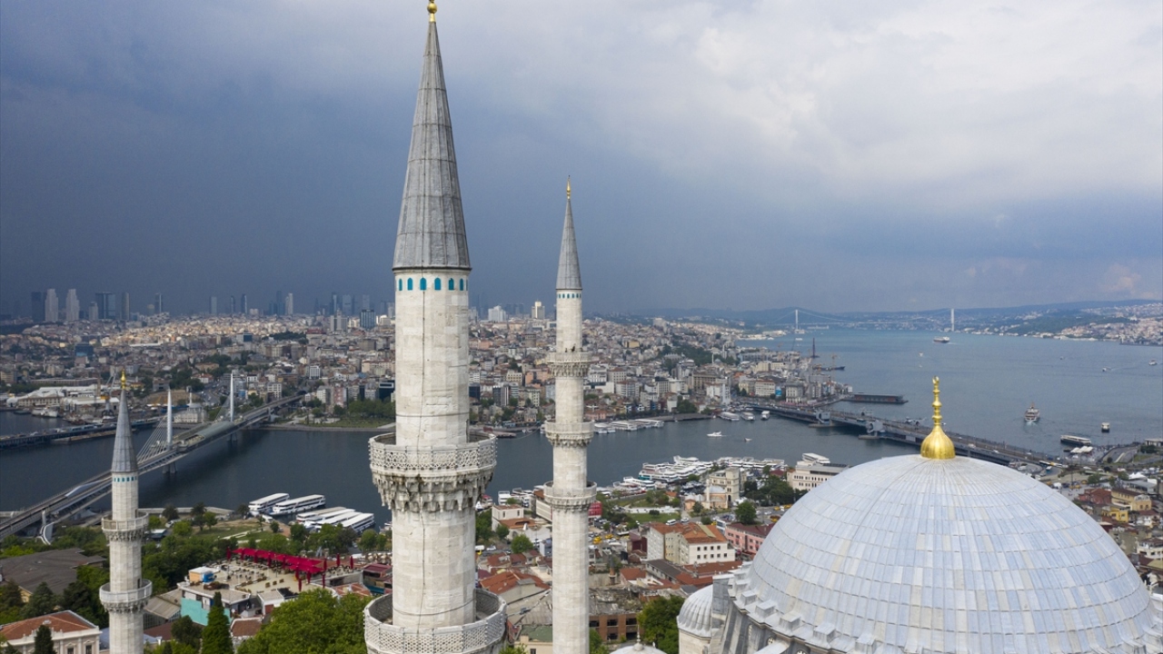 Minare kelimesinin Türkçe`ye Arapça "nur saçan" anlamına gelen "menar" ya da "münir" kelimesinden geldiğini anlatan Kara, "Minare, bir bölgenin, bir şehrin Müslüman olmasını gösteren en büyük alamettir, alemdir yani." ifadelerini kullandı.