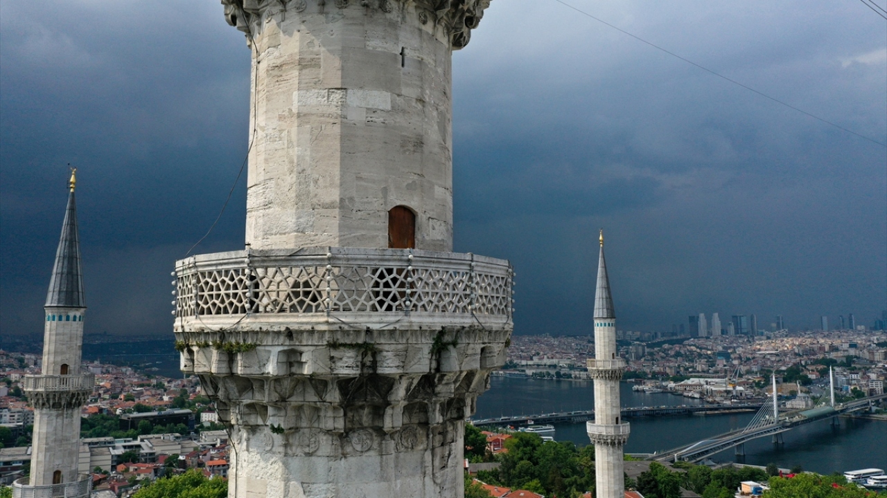 Minarelerin, cami içerisindeki mihrap, minber, kürsü kadar hatta onlardan daha fazla fonksiyon icra ettiklerini kaydeden Kara, şunları söyledi: