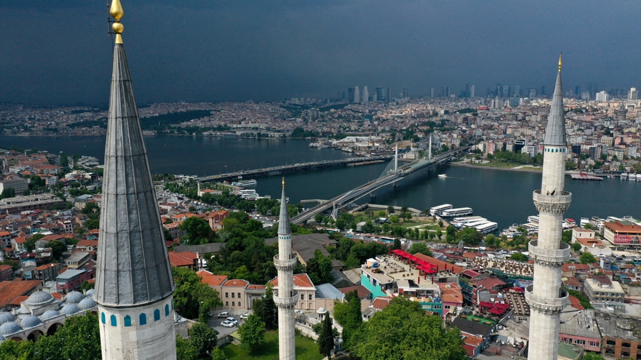 Pandemi sürecinde camilerde namaz kılınamasa da minarelerden ezan seslerinin hiç kesilmediğini dile getiren Kara, sözlerini şöyle tamamladı: