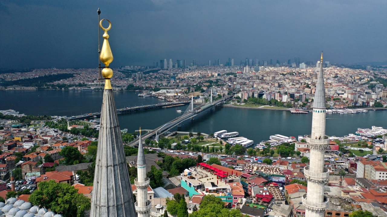 Kadir Gecesi`nde yine cami minarelerinden dualar ve salavatlar yükselirken, tutulan oruçların kabulü ve virüsten kurtulmak için dualar edildi.