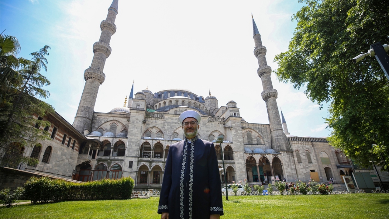 Sultanahmet Camisi Baş İmam Hatibi Hasan Kara, Müslümanların hayatının merkezinde yer alan camilerin aynı zamanda bir alamet olduğunu söyledi. Kara, "Bir yerde minare gözüküyorsa insanlar `Burası Müslüman köyüdür` öngörüsünde bulunur" dedi.