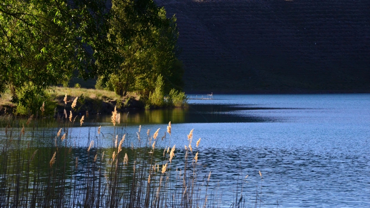 El değmemiş doğası, eşsiz manzarası, doğal güzellikleri ve masmavi suyuyla ilgi çeken Aygır Gölü, huzurlu ortamıyla ziyaretçilerini büyülüyor. 