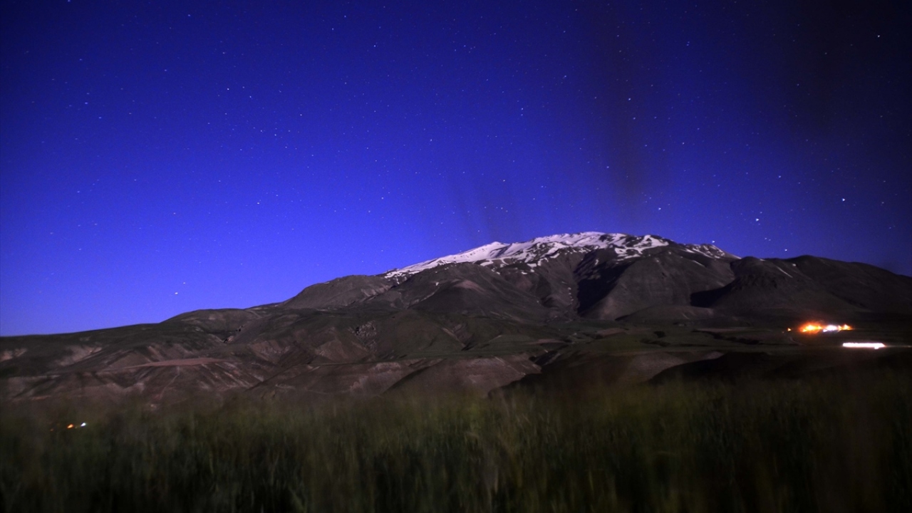 Gölün doğal yapısına zarar verilmeden yapılan bungalov evler ve oluşturulan kamp alanlarıyla bölgeye gelen ziyaretçi sayısının artması bekleniyor.
