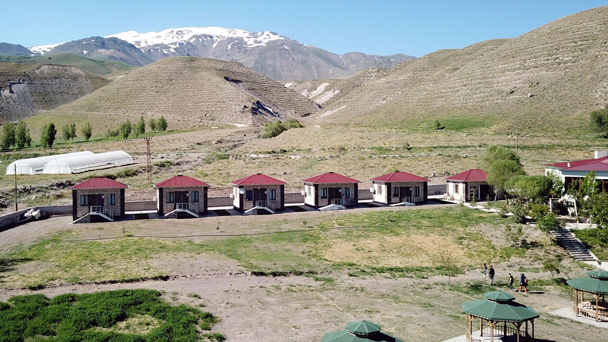 Turizmci Alpaslan Taşkın, yaptığı açıklamada, Covid-19 tedbirleri kapsamında kapattıkları tesisi, normalleşme süreciyle açarak vatandaşlara hizmet vermeye başladıklarını söyledi.