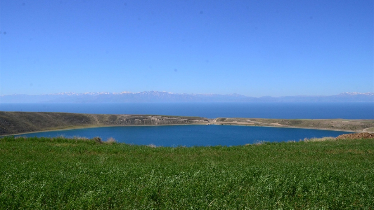 Ziyaretçilerden Dilek Baysal ise ilk kez adını duyduğu Aygır Gölü`ne gelip kamp yaptığı belirterek, bölgenin manzarasına hayran kaldığını, arkadaşlarıyla tekrar geleceğini ifade etti.