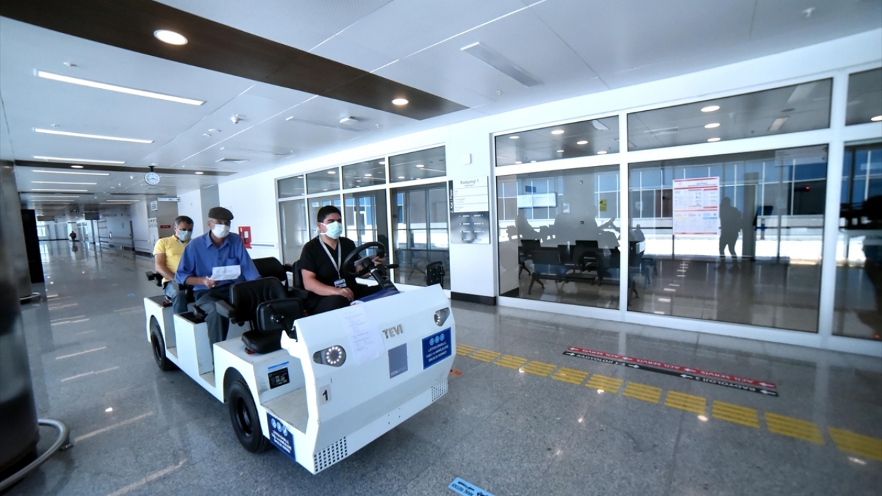 Bu süreçte poliklinik giriş ve çıkışlarında sıkı tedbirler alınırken, triyaj çadırlarında bulguları şüpheli olan vatandaşlar, sağlık personelleri eşliğinde gözetim alına alındı.