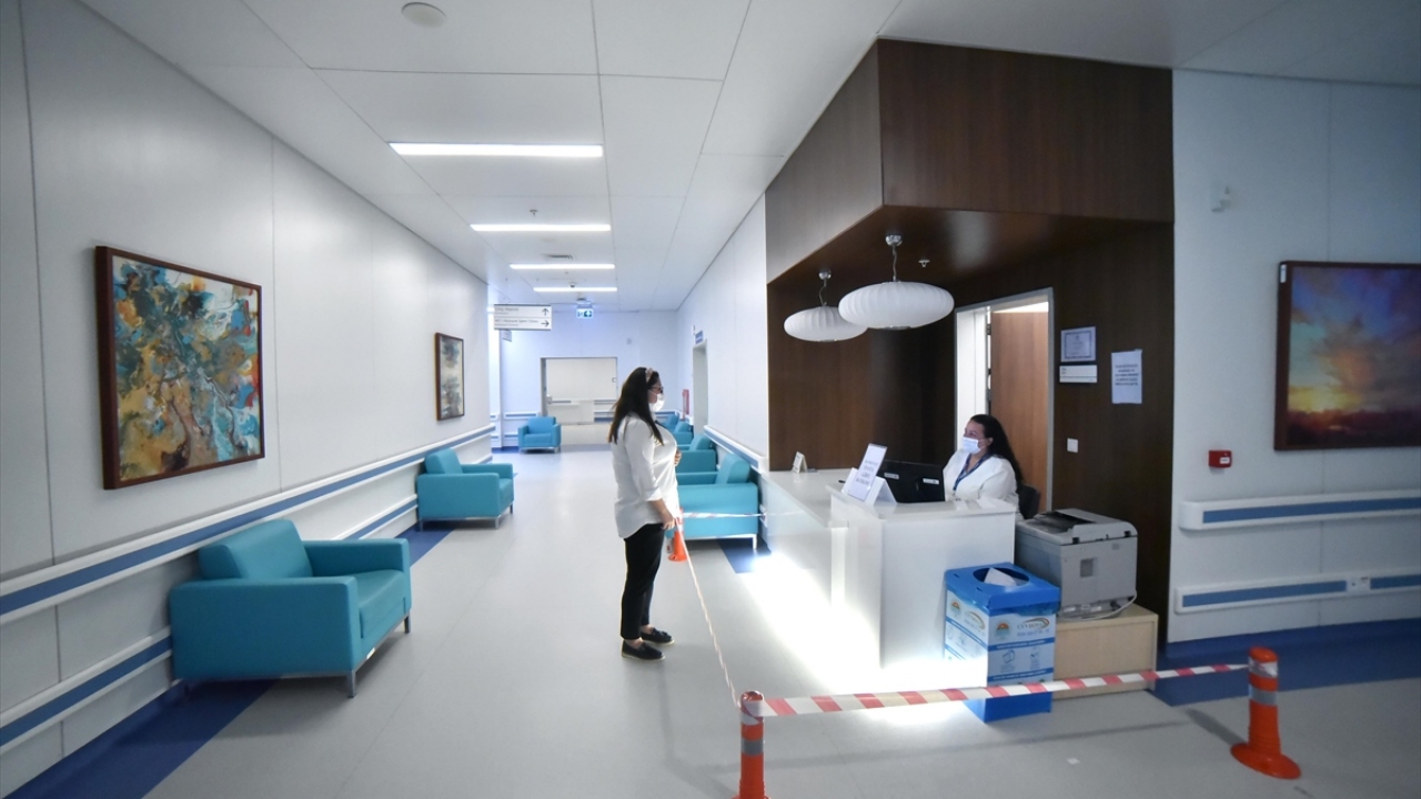 Tedavi sürecinde hem sağlık çalışanlarının fedakarca mücadelesi hem de hastanelerin fiziki altyapı ve teknolojik donanımları, salgınının yayılımının önüne geçti.