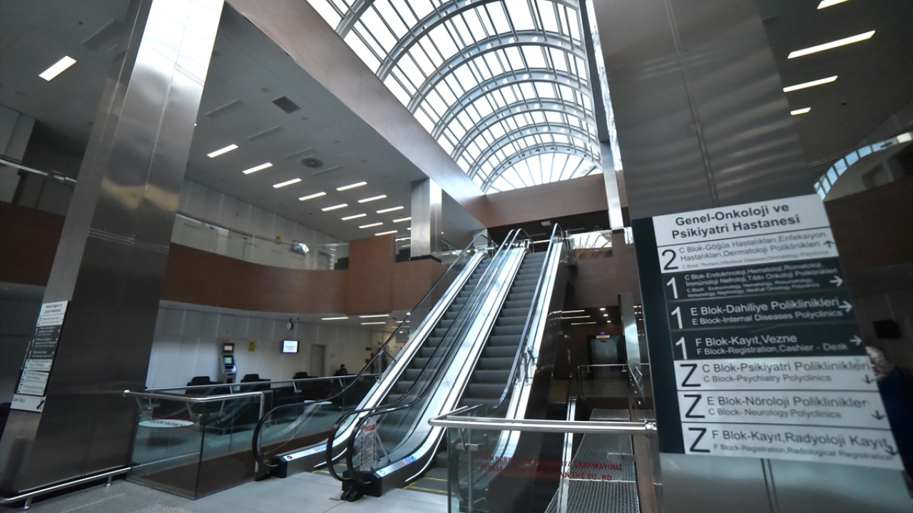 İl Sağlık Müdürü Sinan Bahçacı, "yeni normal" dönemle vatandaşların poliklinik hizmetlerine ulaşması için hastanelerin kapılarını açtığını söyledi.