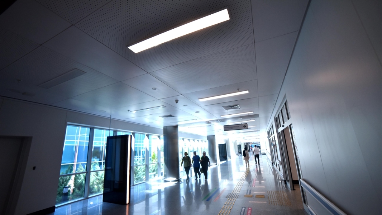 Türkiye`nin, Covid-19`la mücadelesinde, diğer ülkelere göre farklı bir strateji ve tedavi politikası uyguladığına dikkati çeken Bahçacı, salgın hastanelerinin burada aktif rol aldığını vurguladı. 