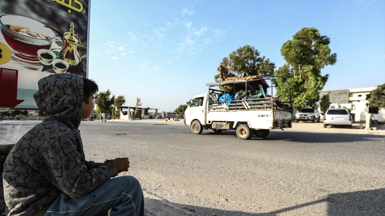 Söz konusu saldırılar nedeniyle son 24 saatte 5 bin 834 sivil, Türkiye sınırı hattındaki kamplar bölgesine doğru göç etmek zorunda kaldı.