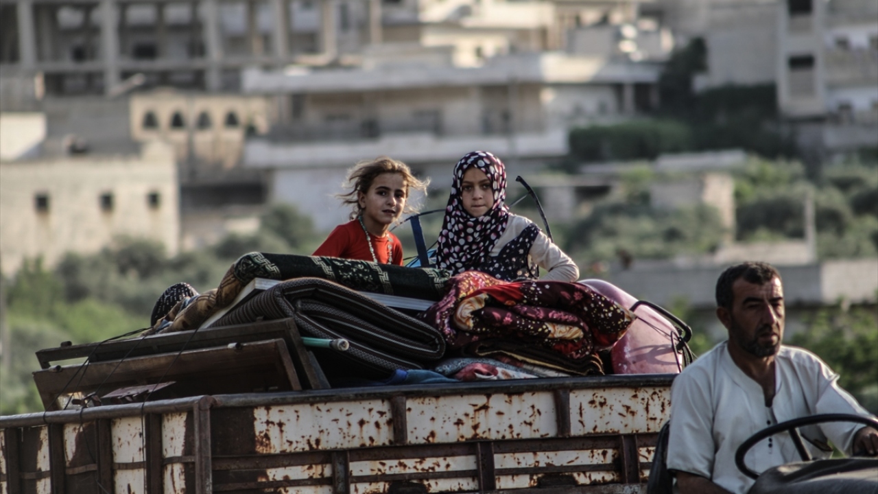 Rus savaş uçaklarının dün ateşkesi ihlal ederek, sivil yerleşim ve cephe hatlarına düzenlediği hava saldırısı sonucunda en az üç sivil hayatını kaybetmiş, üç sivil yaralanmıştı.