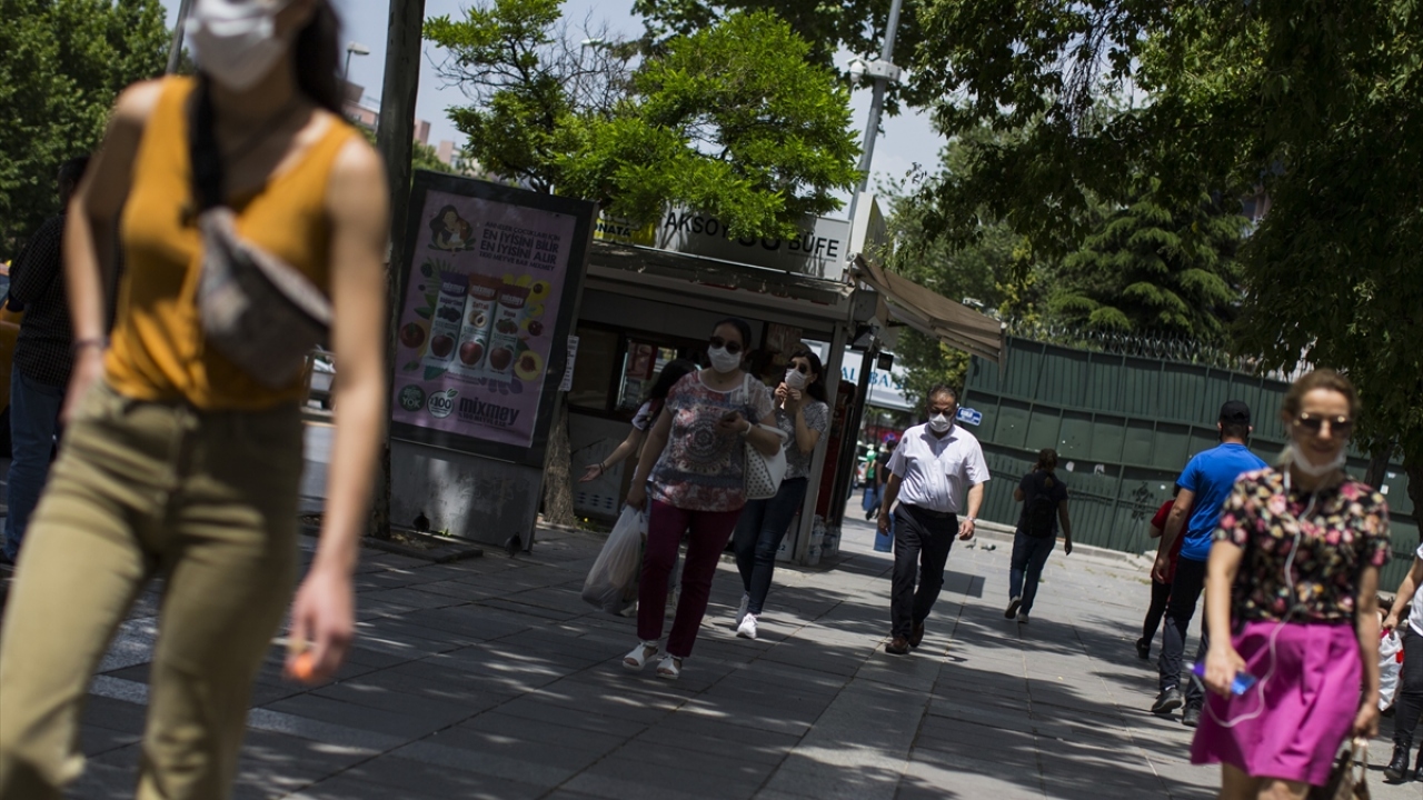 Dışarı çıkan vatandaşların Kızılay ve çevresinde virüse karşı maske ile önlem aldığı gözlendi.