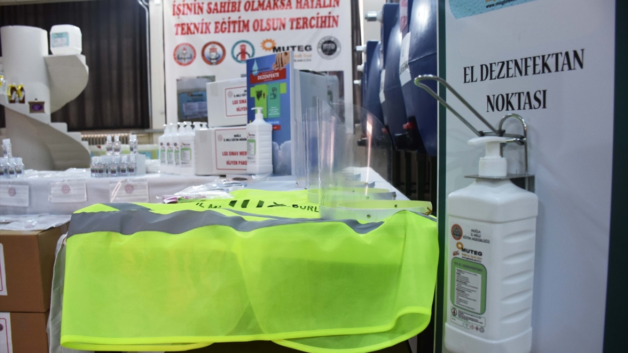 Töre, çocuklarını sınava getirecek veliler için de maske ve dezenfektan hazırlandığını belirtti.