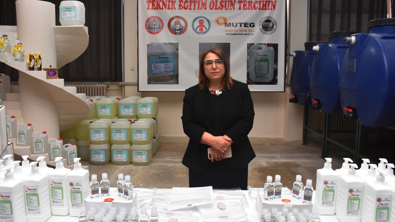 İl Milli Eğitim Müdürü Pervin Töre, Menteşe Şehit Ziya İlhan Dağdaş Mesleki Teknik ve Anadolu Lisesinde gazetecilere yaptığı açıklamada, yeni tip koronavirüs (Covid-19) tedbirleri kapsamında 2,5 ayda yaklaşık 500 bin maske ürettiklerini söyledi.