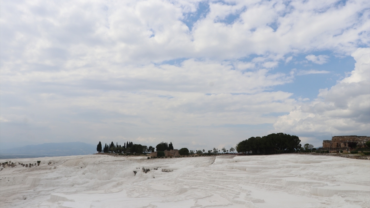 Yurt dışı uçuşlarının hareketlenmesiyle birlikte yabancı misafirlerimizi de ağırlayacağız. Ayrıca bölgedeki müzeye yaklaşık 300 kişi, Laodikya Antik Kentine de 500 civarında ziyaret gerçekleşmiş." diye konuştu.