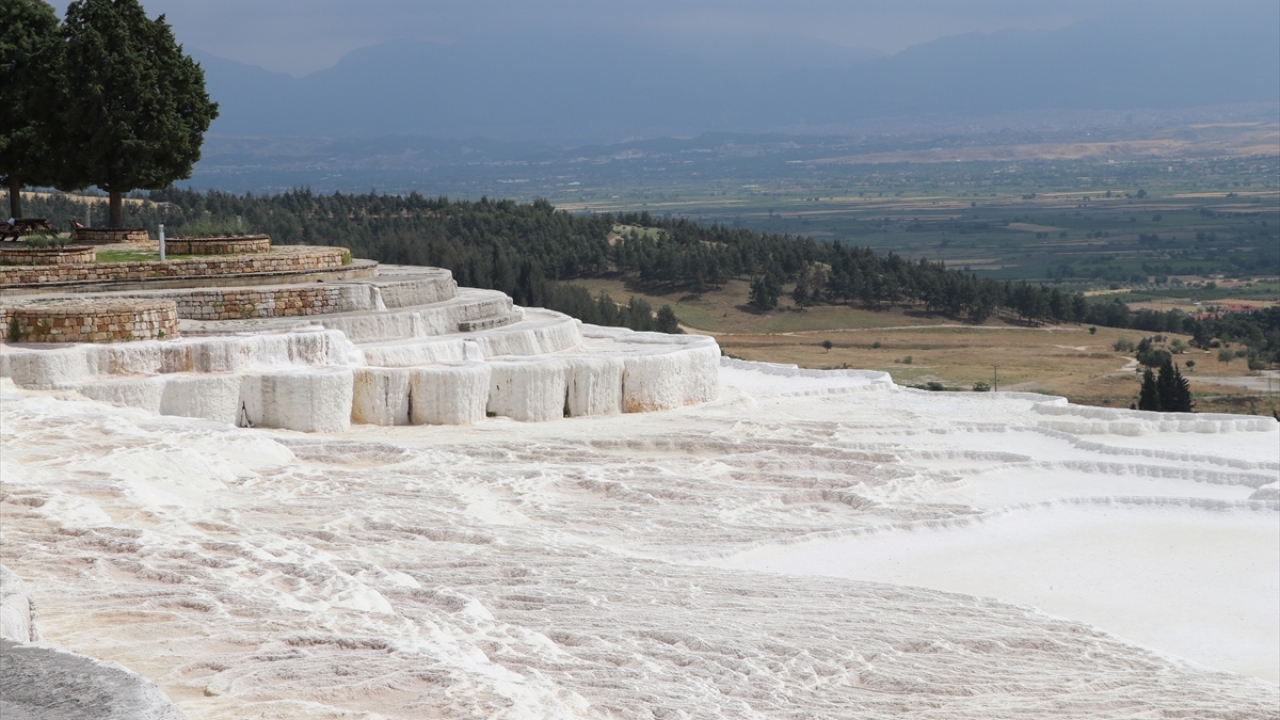 Geçen yıl 2 milyonu aşan ziyaretçiyi kabul eden Pamukkale, Covid-19 önlemleri kapsamında 19 Mart`ta kapatılmasının ardından kontrollü sosyal hayata geçişle birlikte 1 Haziran`da misafirlerini kabul etmeye başladı. 