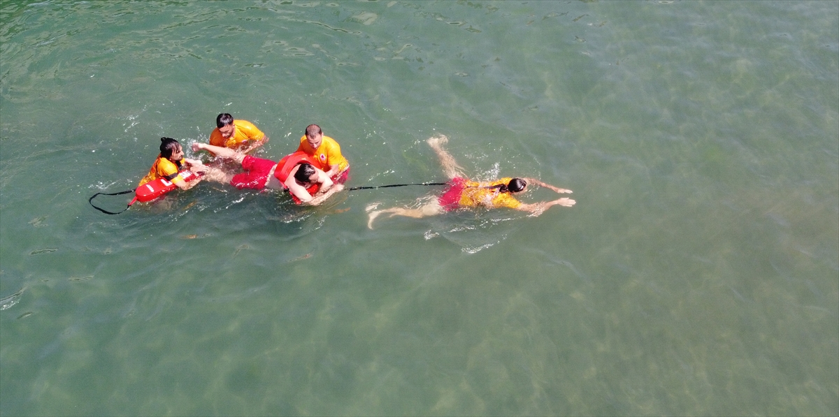 Senaryo gereği denizde yüzerken kaybolan bir kişiyi sudan çıkarmak için harekete geçen cankurtaranlar, botla olay yerine gitti. Cankurtaranlar, boğulma tehlikesi geçiren kişiyi botla sahile ulaştırdıktan sonra sedyeye alarak ambulansa taşıdı.