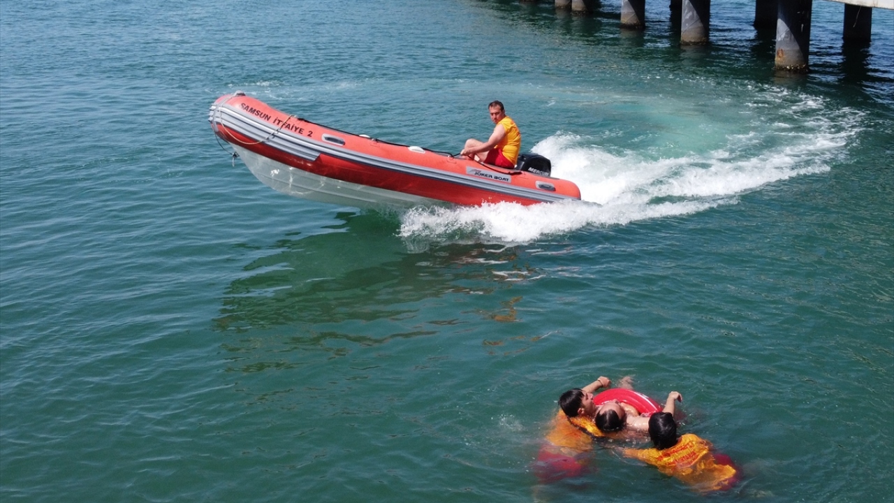 İtfaiye Daire Başkanlığı Müdahale Şube Müdürü Ertan Özcan, basın mensuplarına, Samsun`da sahil bandında 85 cankurtaran ile hizmet verdiklerini söyledi.