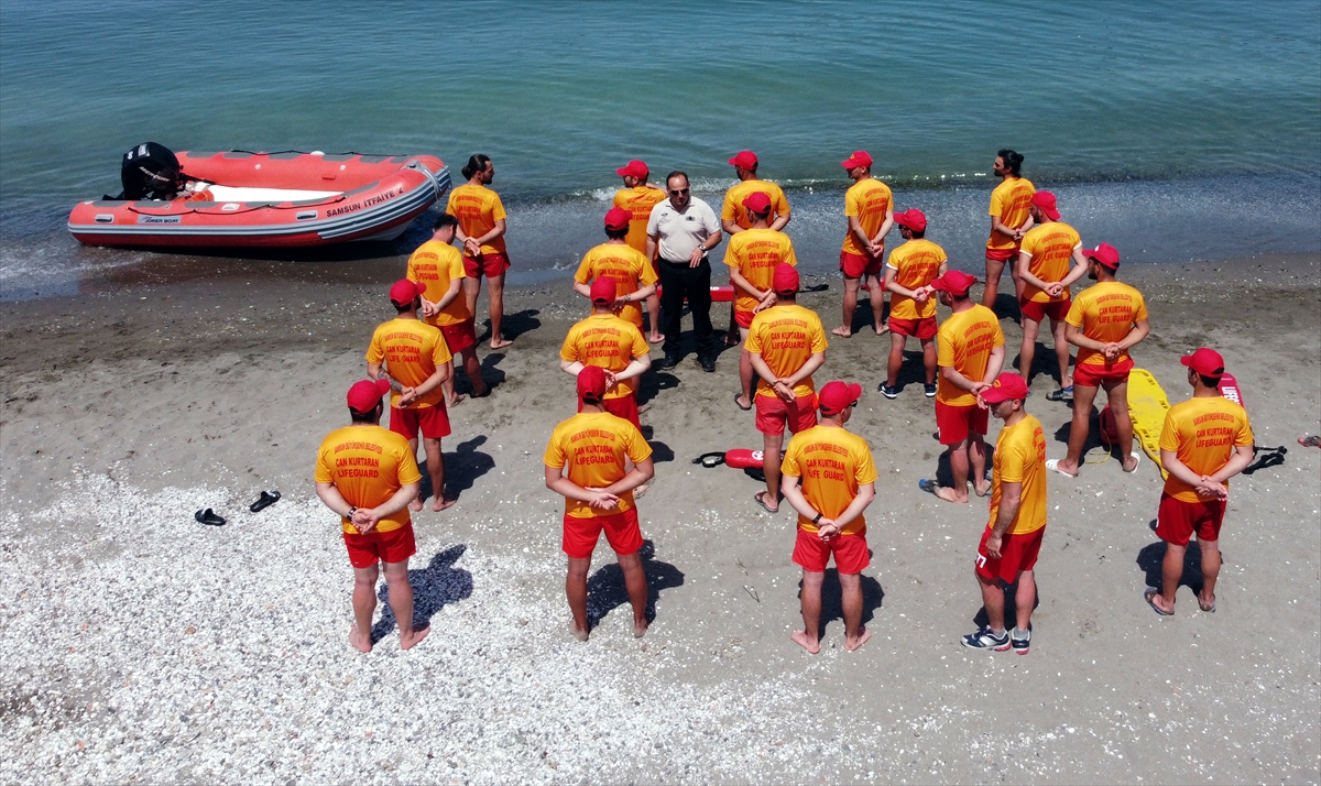 Karadeniz Bölgesi`nde, 30 kilometre uzunluğunda kesintisiz plaja sahip Samsun`da, boğulma vakalarının önüne geçmek amacıyla Büyükşehir Belediyesi İtfaiye Daire Başkanlığı Sualtı Arama Kurtarma ekipleri, görev yapmaya başladı.