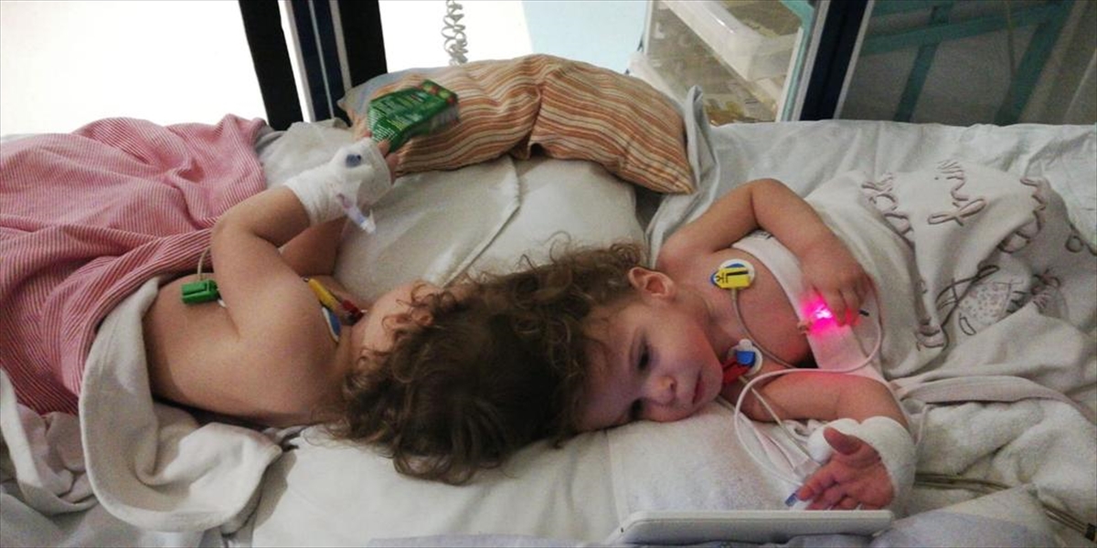 Cumhurbaşkanlığının himayesinde, Sağlık Bakanlığına ait hava ambulansıyla siyam ikizleri ve ailesi, 1 Aralık 2019`da İngiltere`ye götürüldü.