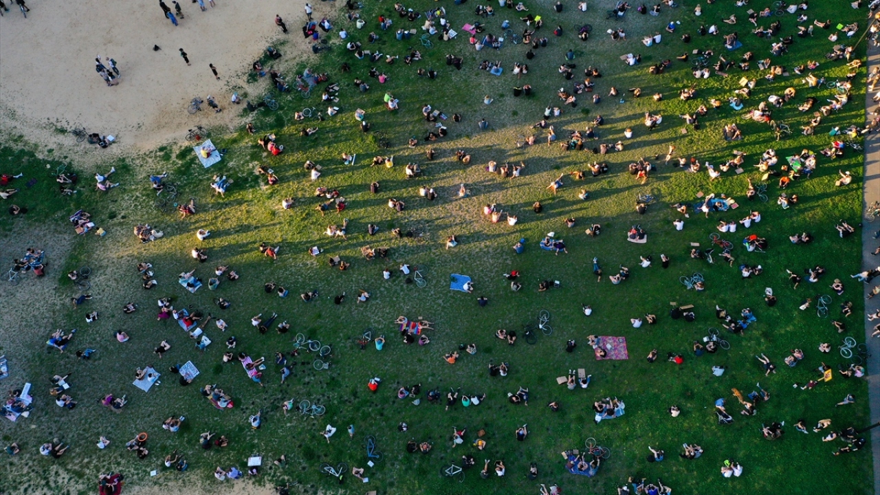 Brooklyn`deki McCarren Park`da bir araya gelen göstericiler Floyd`un portreleri ile "Siyahilerin Hayatları Önemlidir", "Adalet Yoksa Huzur Yok" yazılı pankartlar taşıdı.