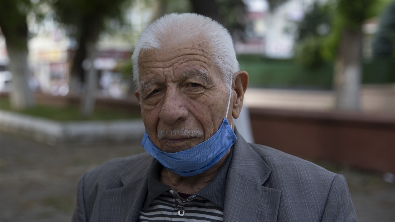 Oğlu Ahmet Kuran ile Kaleiçi`ndeki Polis Parkı`na gelen 83 yaşındaki Şevki Kuran, AA muhabirine, kısıtlamanın esnetilmesinin mutluluğunu yaşadığını söyledi.