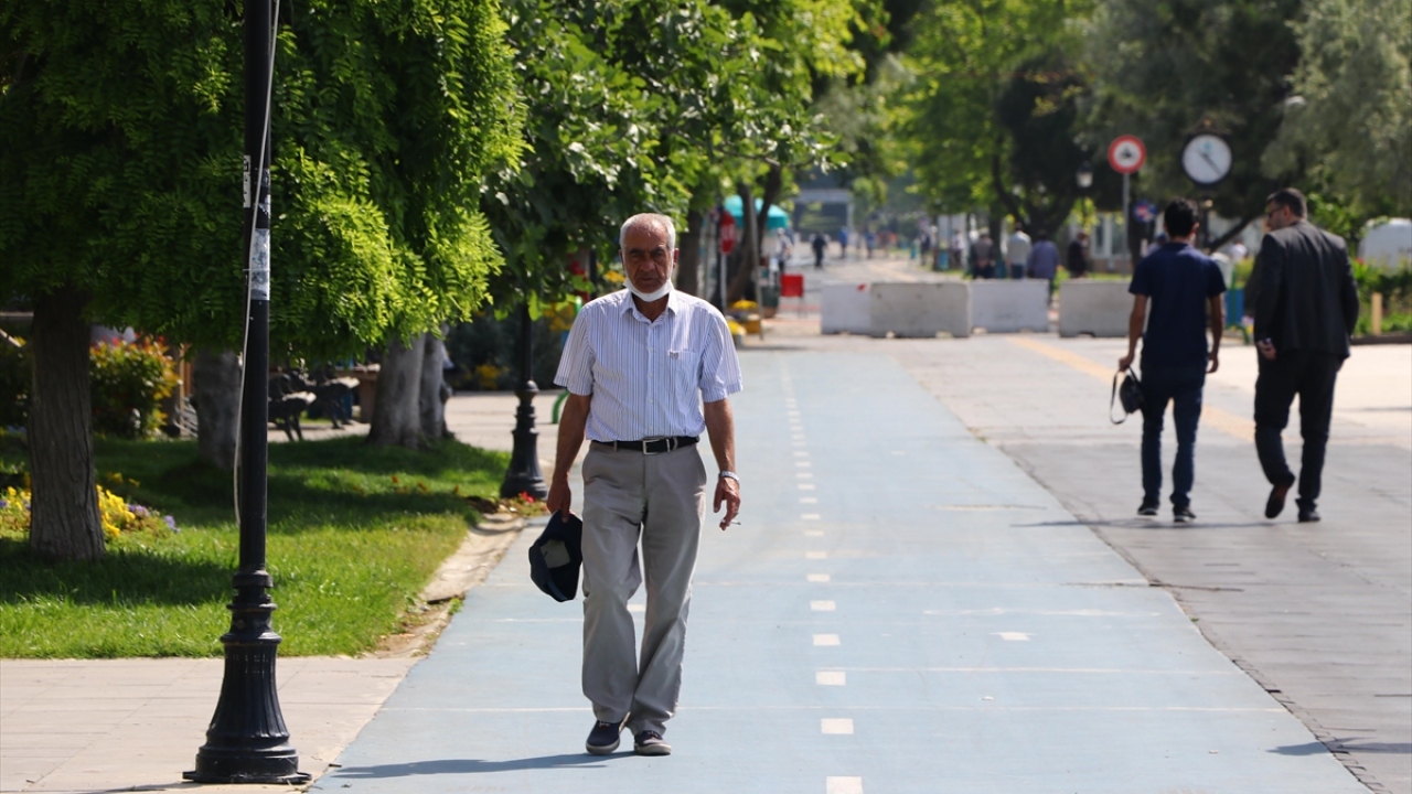 Türkiye Cumhurbaşkanı Recep Tayyip Erdoğan`ın Cumhurbaşkanlığı Kabine Toplantısı`nın ardından yaptığı açıklamayla 65 yaş üstü vatandaşların dışarı çıkma saatleri değişti.