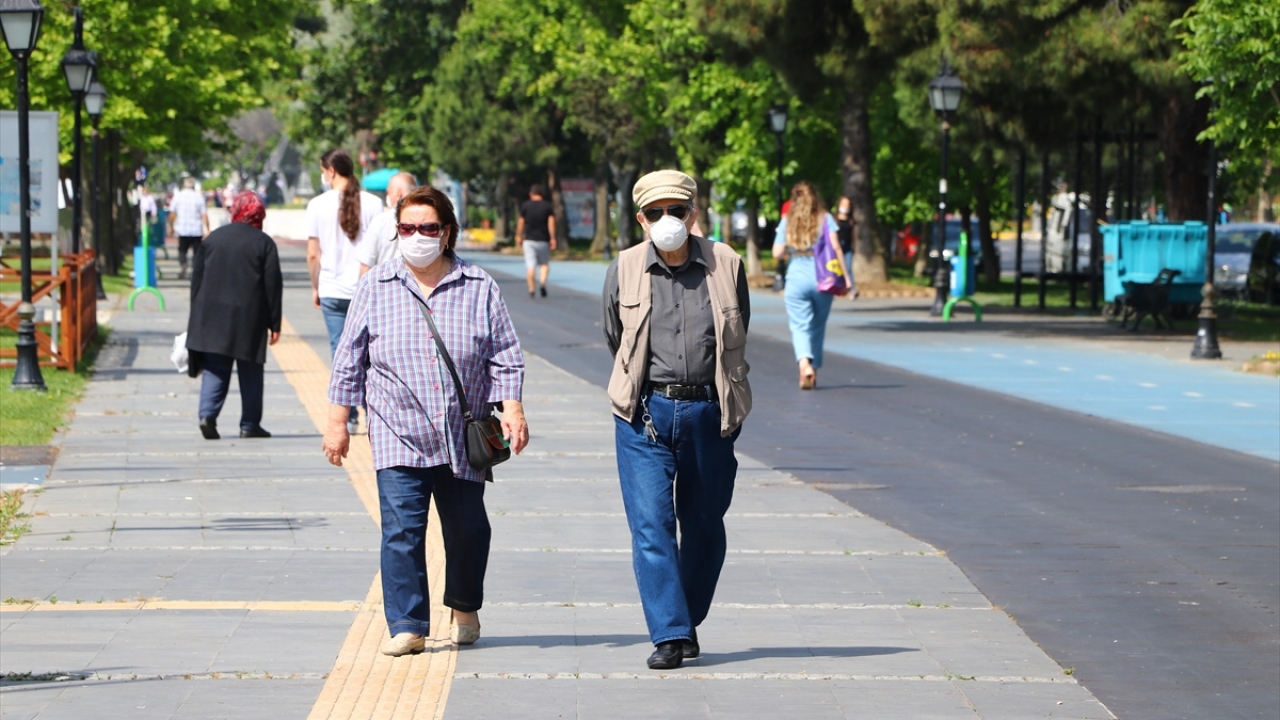 Haftanın belirli gün ve saatlerinde dışarı çıkabilen 65 yaş üstü vatandaşlar, normalleşme adımlarıyla artık haftanın her günü 10.00 ila 20.00 saatleri arasında dışarı çıkabilecek.
