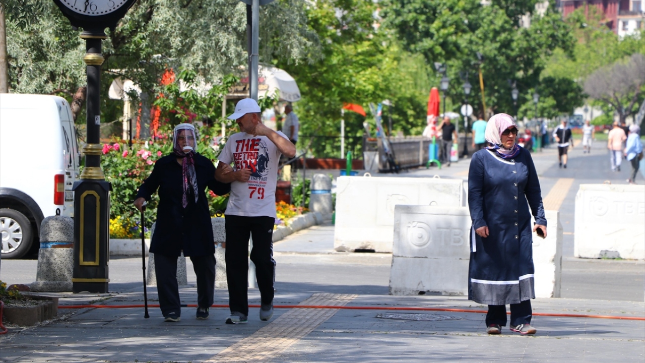 Edirne`de de 65 yaş üstü vatandaşlar, kısıtlamanın esnetildiği ilk gün park ve caddelere çıktı.