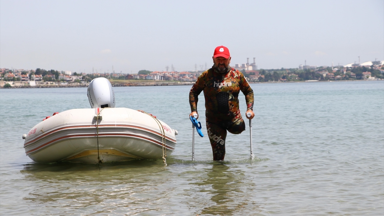 Koç, Marmaraereğlisi ilçesinde 5 Eylül 1998`de ava giderken arkadaşlarından birinin malzemeleri araca yerleştirirken tüfeğinin kazara ateş alması sonucu sol bacağından yaralandı.