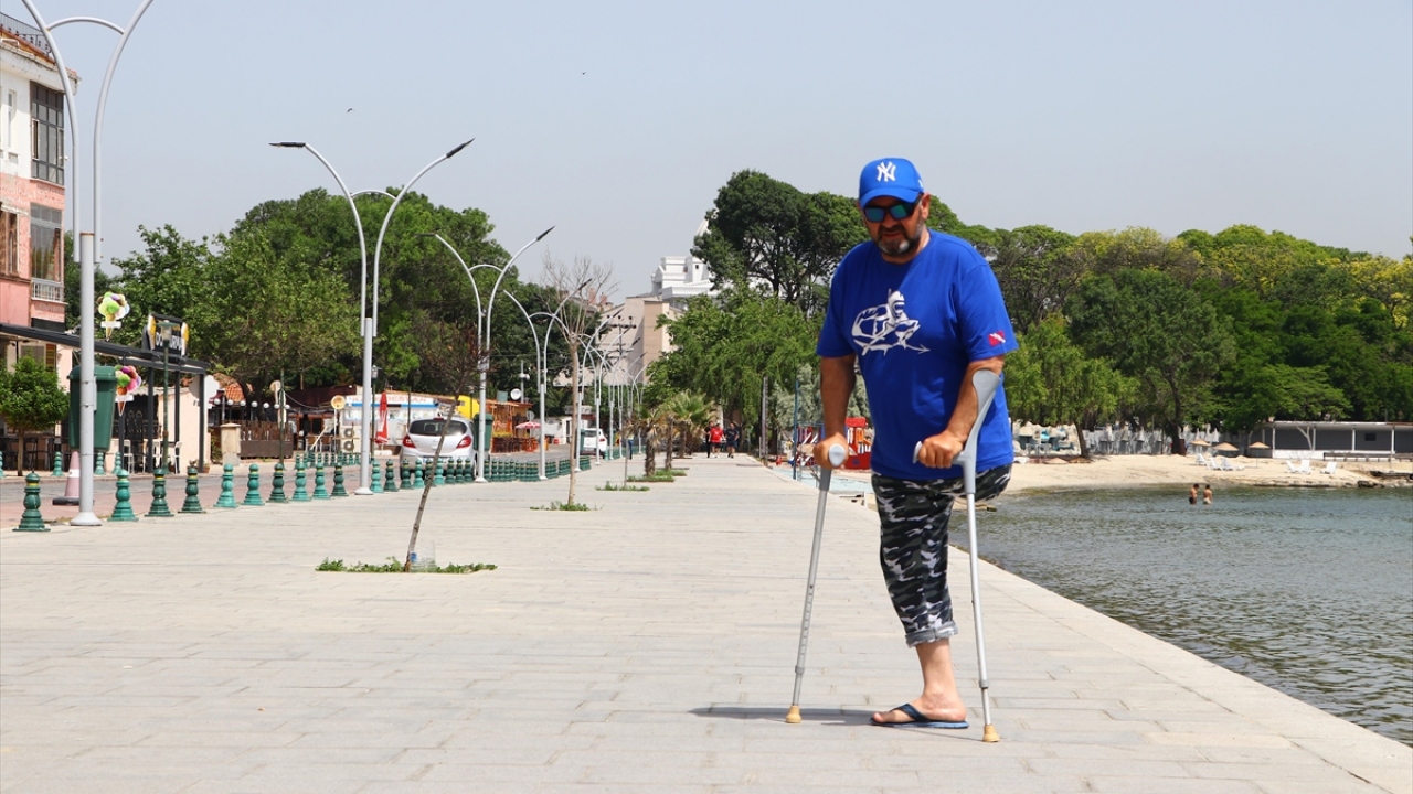 Koç, bir gün sahilde otururken denizden balıkla çıkan yaşlı bir zıpkın avcısını görünce bu hobiye merak saldı.