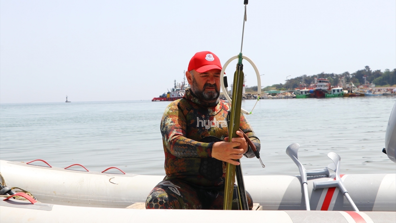 Ardından gerekli malzemeleri alarak dalmaya başlayan Koç, 20 yıldır zıpkınla balık avlıyor. 