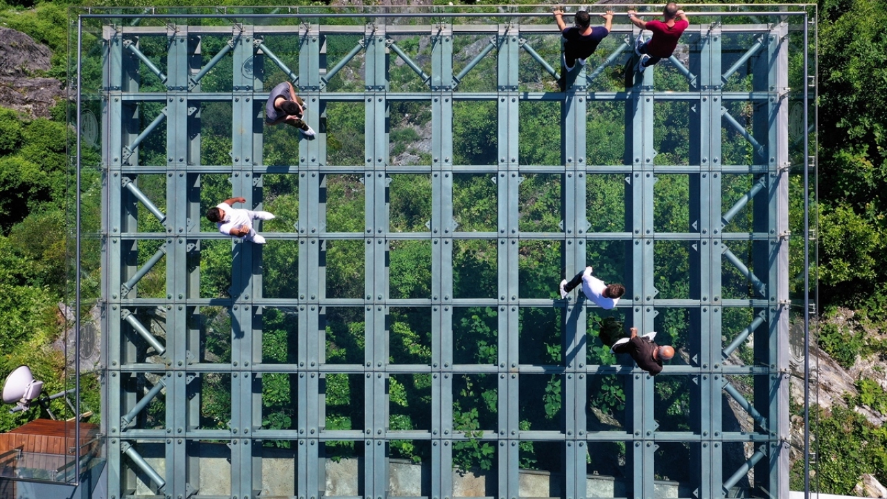 Orman Genel Müdürlüğüne ait C tipi mesire yeri içerisinde özel sektör yatırımıyla hayata geçirilen turizm tesisinin içerisinde yer alan cam teras, İstanbul`a 1,5 saatlik mesafede bulunuyor.