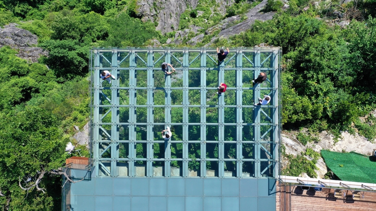 Turistler, cam tabanlı seyir terasından doyumsuz doğa manzarasının tadını çıkardıktan sonra sezonuna göre su ve kar kayağı ile yamaç paraşütü, zip-bike gibi bölgedeki pek çok doğa aktivitesinden de faydalanabiliyor. 