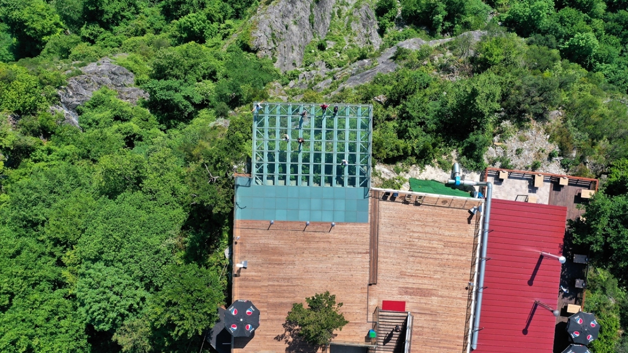 Marmara Bölgesi`nin ilk cam tabanlı seyir terası olma özelliğini taşıyan platform, yemyeşil Samanlı Dağları arasından görünen Sapanca Gölü manzarasıyla dikkati çekiyor.