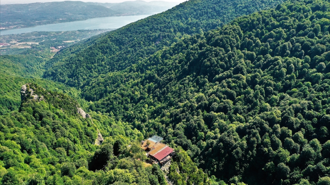 Girişimci Volkan Alioğlu, yaptığı açıklamada, Kartepe Kayak Merkezi yolunun 8`inci kilometresindeki tesisin Kasım 2019`da hizmete girdiğini söyledi. 