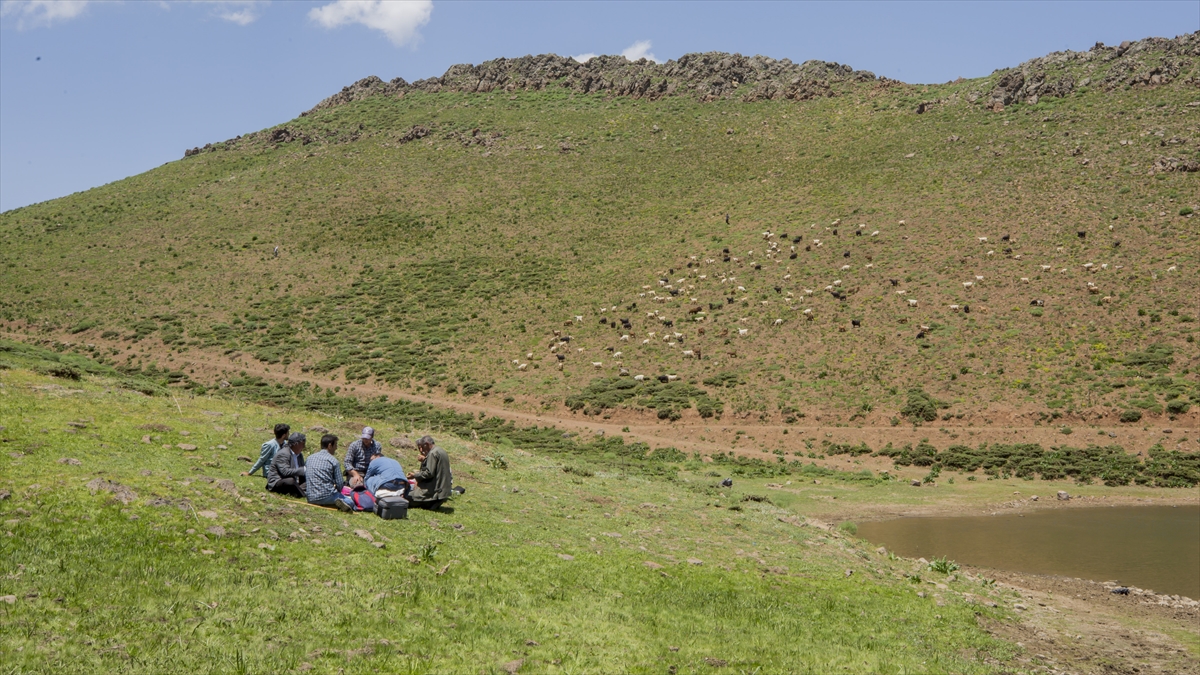 Burulday, gün doğumunu izlemek isteyenleri gölün hemen yanı başında bulunan Kartal Tepesi`ne beklediklerini ifade etti.