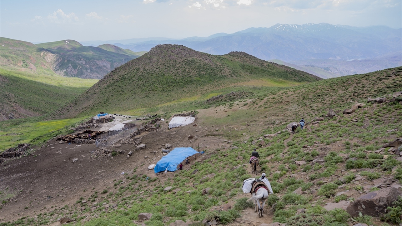 Kalp şeklini andıran göle, güneşin doğuşunun keyifle izlendiği Kartal Tepesi ve irili ufaklı şelalelerin bulunduğu, ağustos ayına kadar karın erimediği kamp alanına zorlu bir yürüyüş ile ya da köylülerce temin edilen binek hayvanlarla ulaşmak mümkün.