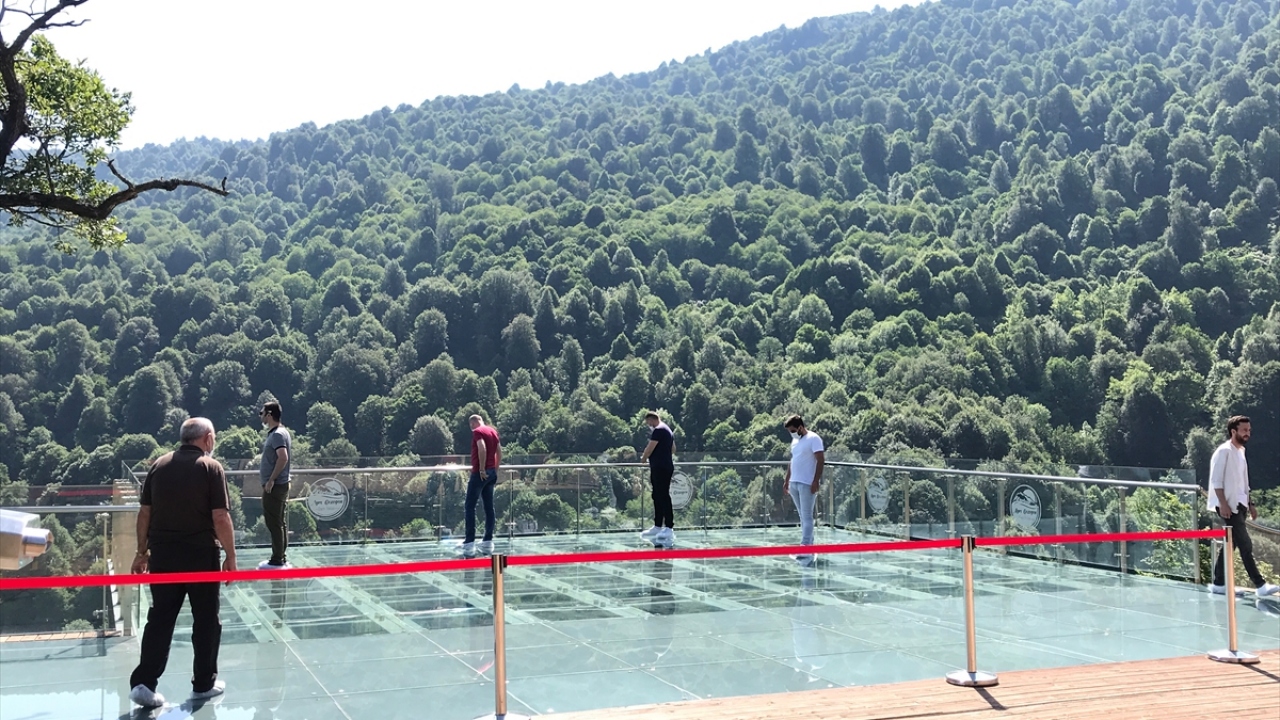 Cam teras ücretine girişin 10 lira olduğunu ve grup olarak gelen ziyaretçilere indirim sağladıklarını aktaran Alioğlu, 0-6 yaş çocuklardan, engellilerden, şehit yakınları ve gazilerden ücret almadıklarını kaydetti.