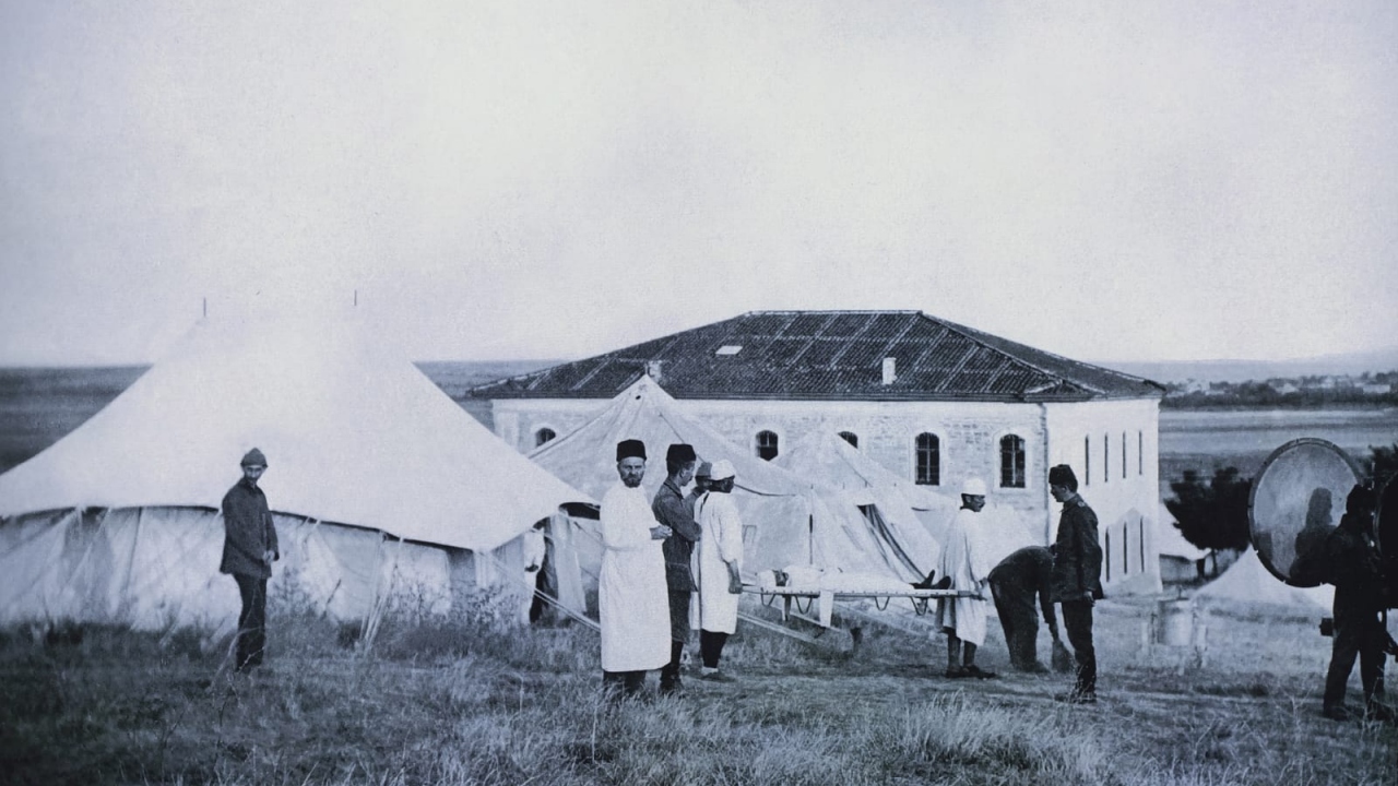 Sergide dönemde cekilen fotoğraflar, kullanılan belge alet ve edevatlar yer alıyor.