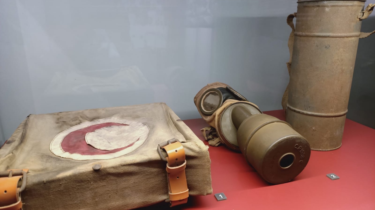 Açılış öncesi Kızılay heyeti, şehitlikleri ziyaret etti. 