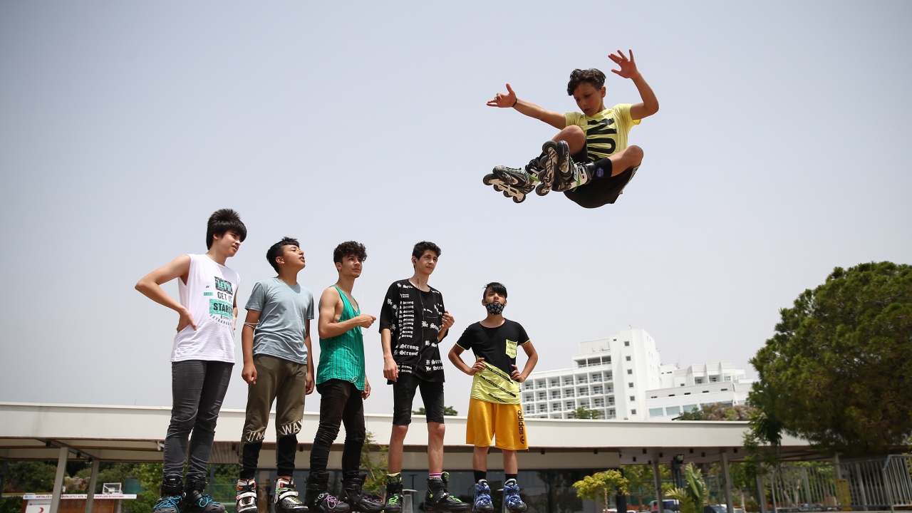 Antalya ve Muğla`da yeni tip koronavirüs (Covid-19) tedbirleri kapsamında 65 yaş ve üstündeki vatandaşlar dışarıya çıkma kısıtlamasının esnetilmesinin ardından torunlarıyla sahillerde bir araya geldi.