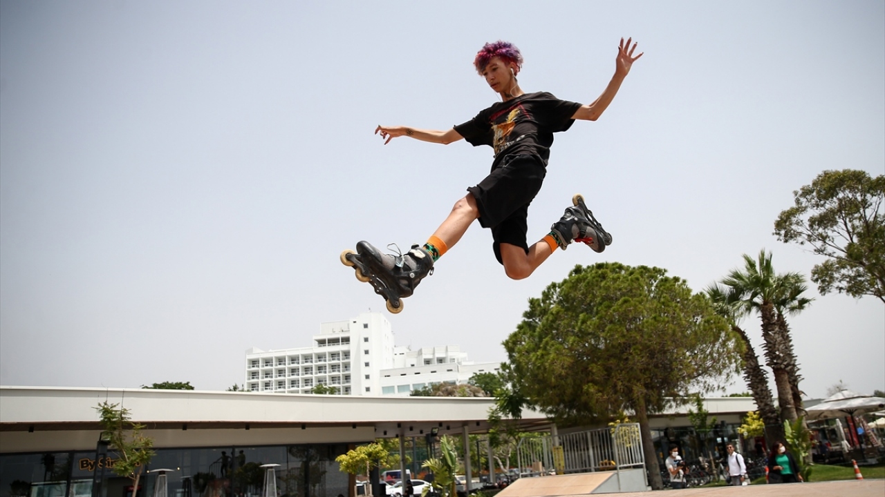 Covid-19 tedbirleri kapsamında açıklanan yeni kararla kısıtlamaları kaldırılan 18 yaş altı gençler ile her gün saat 10.00 ile 20.00 arasında dışarı çıkmasına karar verilen 65 yaş ve üstündeki vatandaşlar, güneşli havanın keyfini çıkardı.