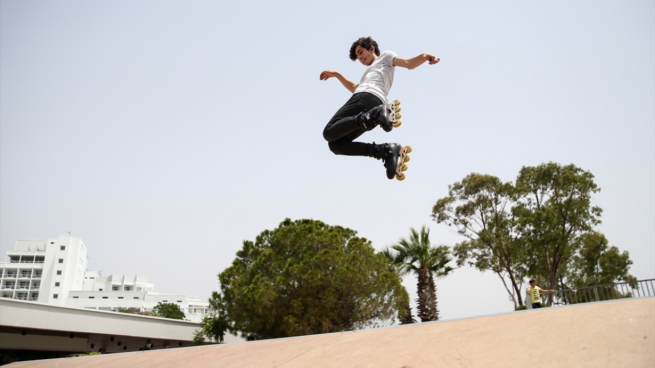 Hava sıcaklığının 26, deniz suyu sıcaklığının da 24 derece ölçüldüğü kentte, dışarı çıkanlar park ve bahçelerin yanı sıra Antalya Konyaaltı Sahi`line gitti. Hem gençler hem de 65 yaş ve üstündeki vatandaşlar denize girdi, sahilde güneşlendi.
