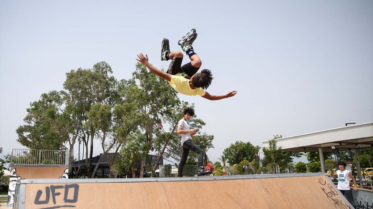 Gençler su parkında oynadı, Konyaaltı Yaşam Park`taki pistte kaykay, paten ve bisiklet sürdü.